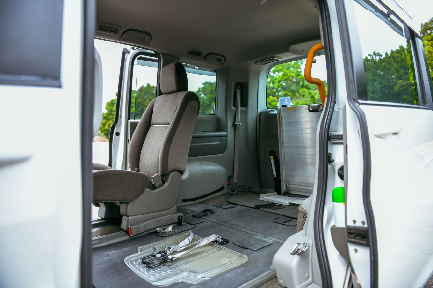 HK-Asscessable-7-seater_3.jpg