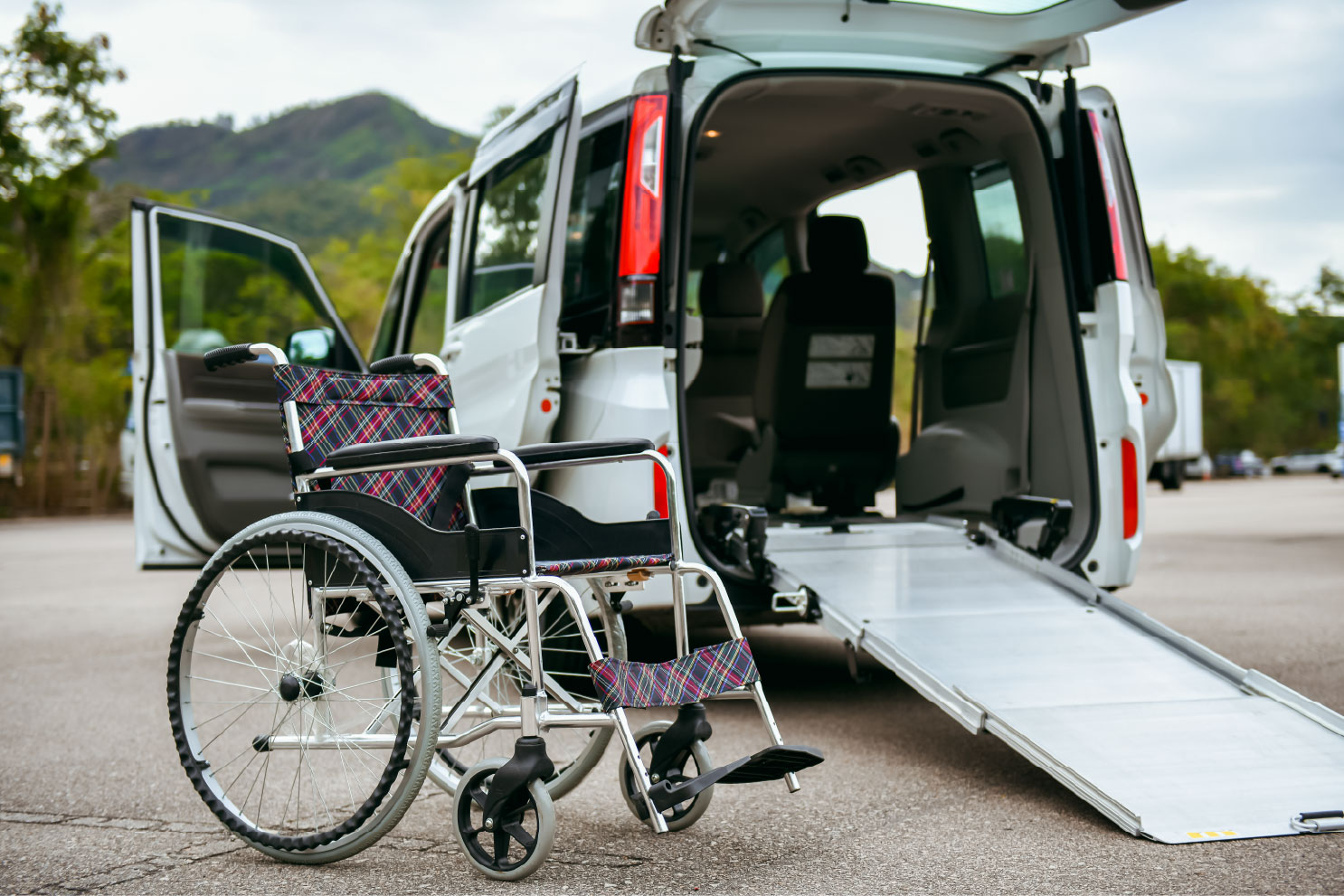 HK-Asscessable-7-seater_4.jpg
