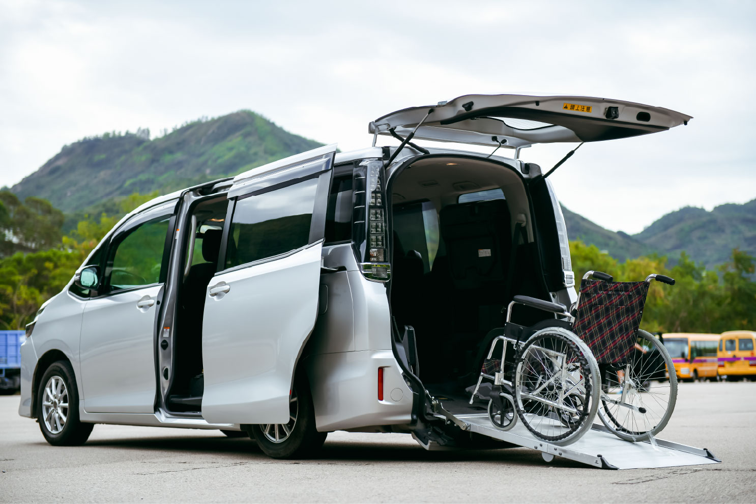 HK-Asscessable-7-seater_8.jpg